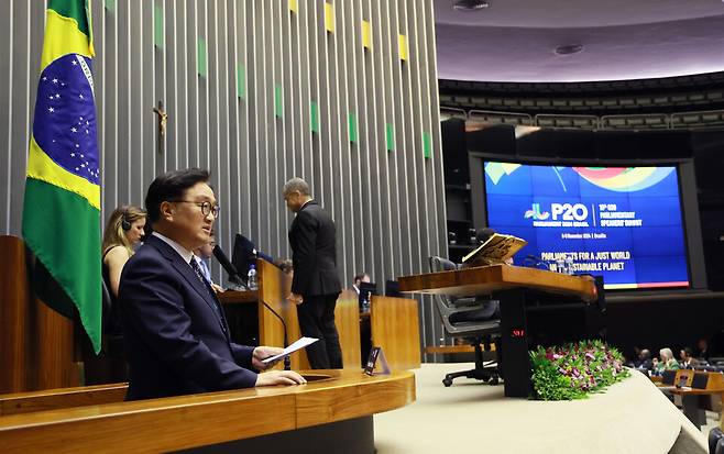 우원식 국회의장이 7일(현지 시각) 브라질에서 열린 제10차 '주요 20개국(G20) 국회의장회의(P20)'에서 '지속가능 발전의 촉진에 있어 의회의 역할' 세션 발언자로 나서 기후 위기를 막기 위한 G20 의회의 중요성을 강조하고 있다. ⓒ연합뉴스