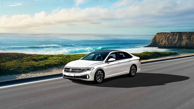 폭스바겐 제타는 3000만 원대의&nbsp;합리적인&nbsp;가격에&nbsp;탄탄한&nbsp;기본기,&nbsp;차급을&nbsp;뛰어넘는&nbsp;공간&nbsp;활용도를&nbsp;두루&nbsp;갖춰&nbsp;수입&nbsp;준중형&nbsp;세단의&nbsp;절대강자로&nbsp;군림하고&nbsp;있다. 사진제공 ｜폭스바겐 코리아