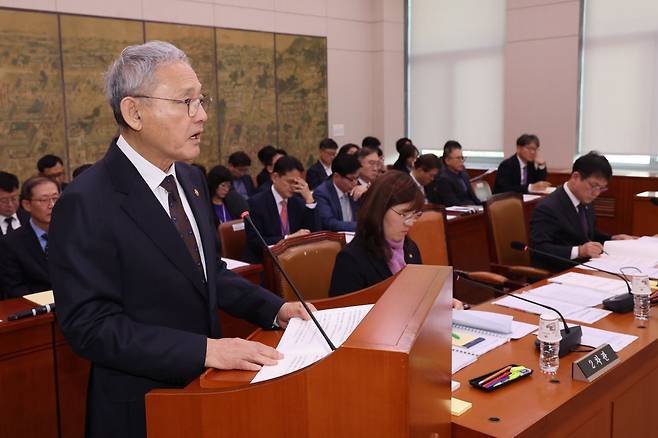 유인촌 문화체육관광부 장관이 11일 오후 서울 여의도 국회에서 열린 문화체육관광위원회 전체회의에서 2025년도 예산 및 기금운용계획 제안설명을 하고 있다. 뉴시스