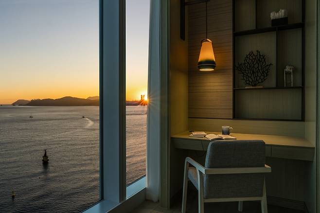 방에서 맞이하는 일몰