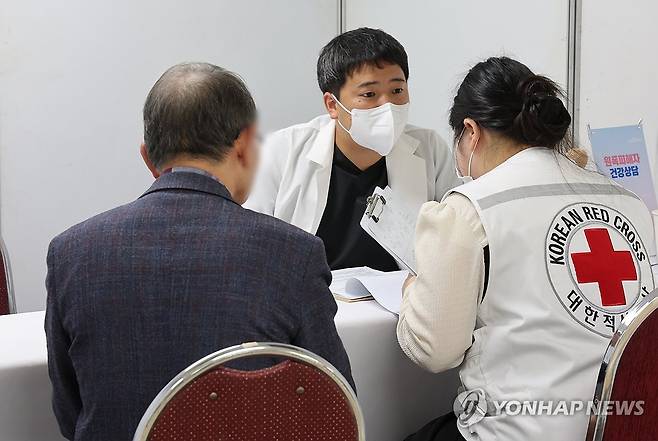 일본 피폭 전문 의료진과 건강상담 (부산=연합뉴스) 강선배 기자 = 원폭피해자 건강상담 및 찾아가는 사업설명회가 11일 오전 부산 부산진구 부산적십자회관 8층에서 열려 원폭피해자 어르신들이 건강상담을 받고 있다. 
    13일까지 계속되는 이번 행사는 일본 피폭 전문 의료진과 함께 부산, 울산, 김해, 양산 지역에 거주하는 원폭피해자 227명을 대상으로 건강상담 및 사업설명회를 가진다.
2024.11.11 sbkang@yna.co.kr