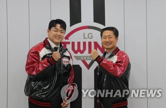 LG 트윈스와 계약한 FA 장현식 (서울=연합뉴스) KIA 타이거즈 출신 자유계약선수 장현식(왼쪽)이 11일 서울 잠실구장에서 LG 트윈스와 계약기간 4년, 총액 52억원에 계약한 뒤 김인석 대표이사와 기념 촬영하고 있다. 2024.11.11 [LG 트윈스 제공. 재배포 및 DB 금지] photo@yna.co.kr