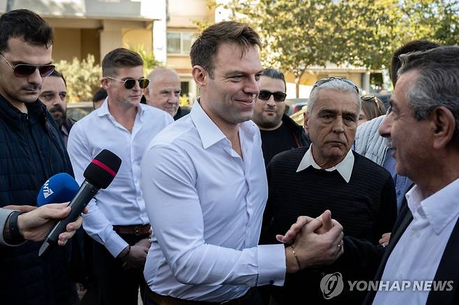 신당 창당 선언한 카셀라키스 전 시리자 대표 (아테네 AFP=연합뉴스) 스테파노스 카셀라키스 전 시리자 대표가 9일(현지시간) 그리스 아테네에서 신당 창당 발표를 앞두고 지지자들에게 인사하고 있다. 2024.11.09 photo@yna.co.kr