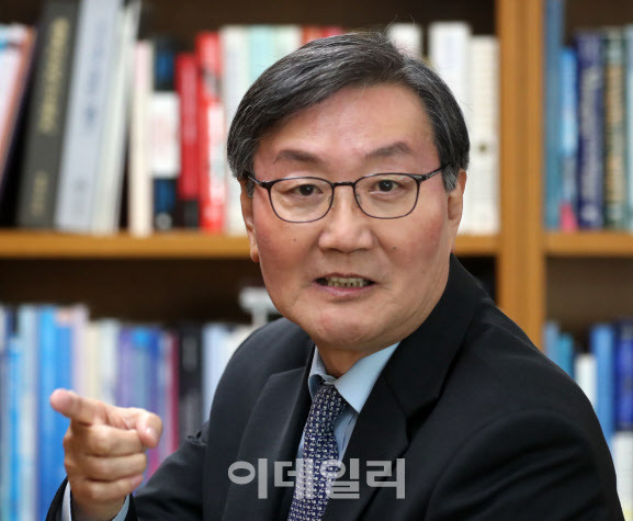[이데일리 김태형 기자] 전광우 세계경제연구원 이사장이 8일 서울 삼성동 세계경제연구원 사무실에서 이데일리와 만나 인터뷰를 하고 있다.