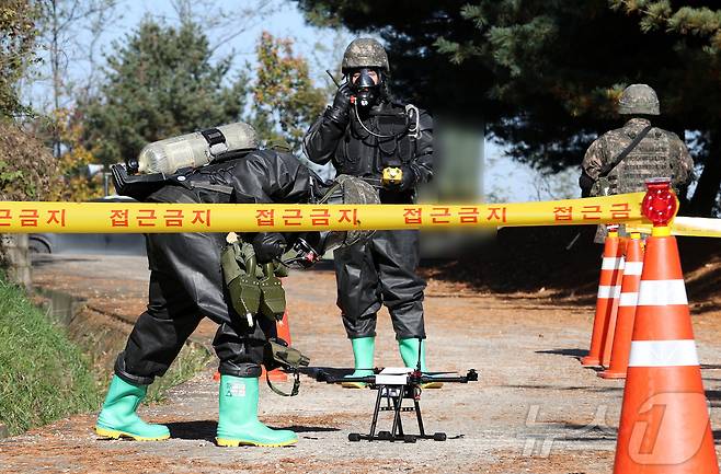 7일 서울 내 한 미사일방어부대에서 열린 통합방위훈련에서 장병들이 낙하한 드론의 위험 여부를 탐색하고 있다. 이번 훈련은 부대 내 적 드론 낙하 및 적 침투상황을 가정해 민관군경 합동으로 이뤄졌다. (공동취재) 2024.11.7/뉴스1 ⓒ News1 김도우 기자