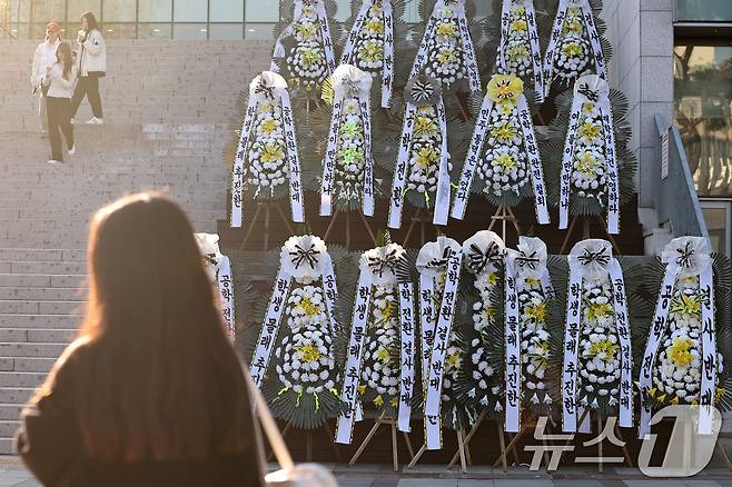 11일 오후 서울 성북구 동덕여자대학교 백주년 기념관 앞에 학교 측의 남녀공학 전환 추진에 반발하는 학생들이 항의의 의미로 가져다 놓은 근조 화환이 늘어서 있다. 2024.11.11/뉴스1 ⓒ News1 민경석 기자