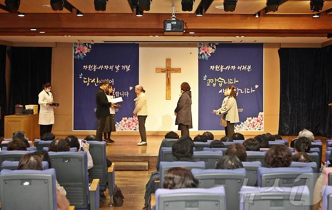 12일 가톨릭대학교 대전성모병원에서 '제22회 자원봉사자의 날 기념식'이 열려 장기근속 자원봉사자들이 병원 관계자로부터 감사표창을 받고 있다. (대전성모병원 제공)/뉴스1