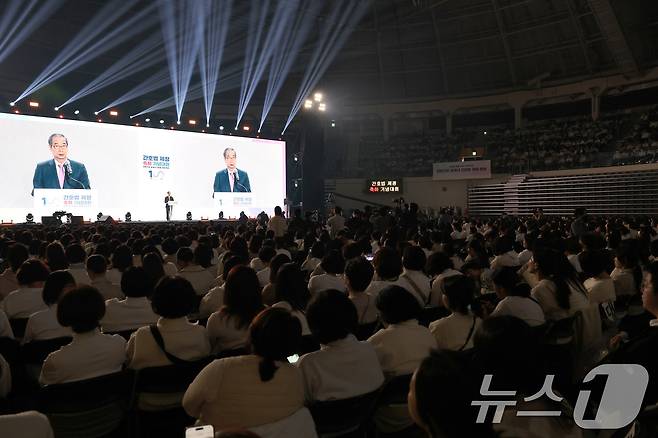 한덕수 국무총리가 12일 오후 서울 중구 장충체육관에서 열린 대한간호협회 간호법 제정 축하 기념대회에서 축사하고 있다. 2024.11.12/뉴스1 ⓒ News1 구윤성 기자