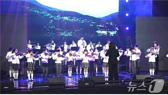 지난 8일 공주대학교에서 열린 ‘2024년 농어촌 우리동네 예술학교’ 전국 성과발표회에 전북자치도 남원시 산내초등학교 오케스트라가 연주를 하고 있다./뉴스1