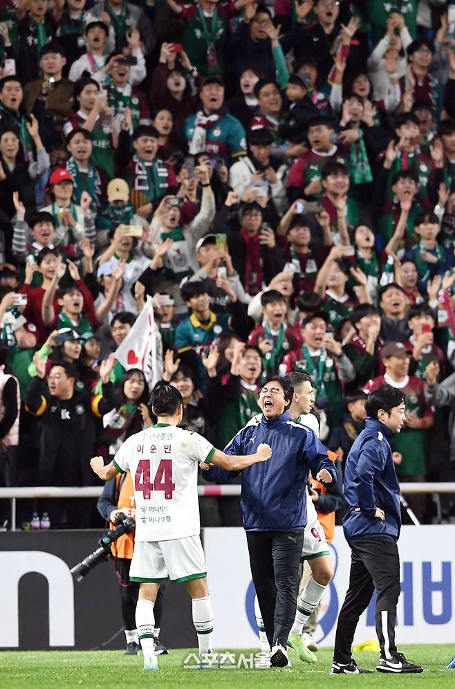 대전 하나 시티즌 황선홍 감독(오른쪽)이 10일 인천 축구전용경기장에서 열린 하나은행 K리그1 2024 인천 유나이티드와의 경기에서 2-1론 승리하며 리그 잔류를 확정한 뒤 이순민과 함께 포효하고 있다. 2024. 11. 10.  인천 | 박진업 기자 upandup@sportsseoul.com