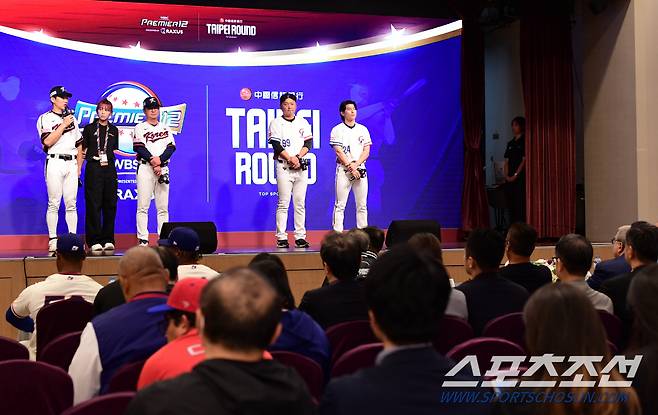 12일 오후 프리미어12 야구대표팀이 대만 타이베이 더하워드 플라자호텔에서 공식 기자회견을 했다. 기자회견에 참석한 대한민국 송성문, 류중일 감독, 대만 찡하오루 감독, 천제셴. 타이베이(대만)=송정헌 기자songs@sportschosun.com/2024.11.12/