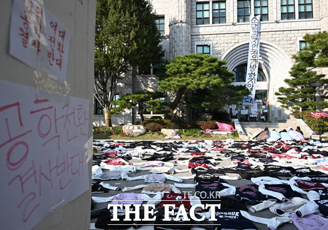 학생들은 '창학 정신을 되새기고 동덕의 명예를 되찾을 것, 학교 주체인 여성 학생들의 안전과 권리 보호를 최우선을 할 것, 학생들과 민주적 절차를 통해 공학 전환 추진을 완전히 철회할 것'을 요구하며 수업 거부의사를 밝힌 상태다.