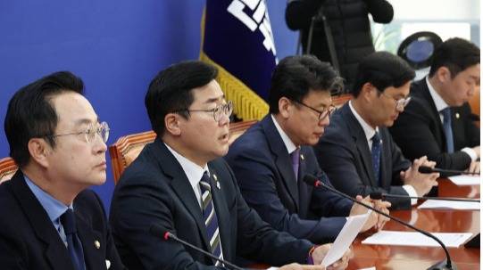 민주당 박찬대 원내대표가 12일 국회에서 열린 원내대책회의에서 발언을 하고 있다. 연합뉴스