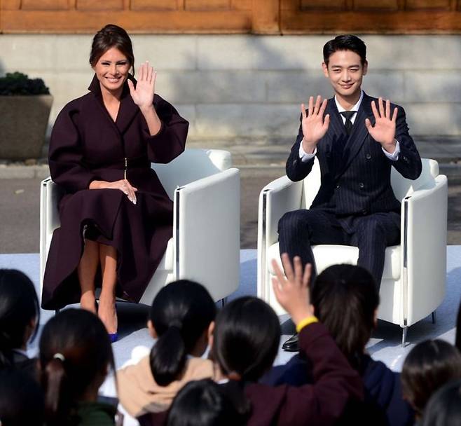 지난 2017년 국빈 방한한 멜라니아 여사가 샤이니 민호를 만나 활짝 웃고 있다.  연합뉴스