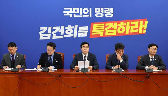 박찬대(가운데) 더불어민주당 원내대표가 12일 오전 서울 여의도 국회에서 열린 원내대책회의에서 발언하고 있다. 2024.11.12. [사진=뉴시스]