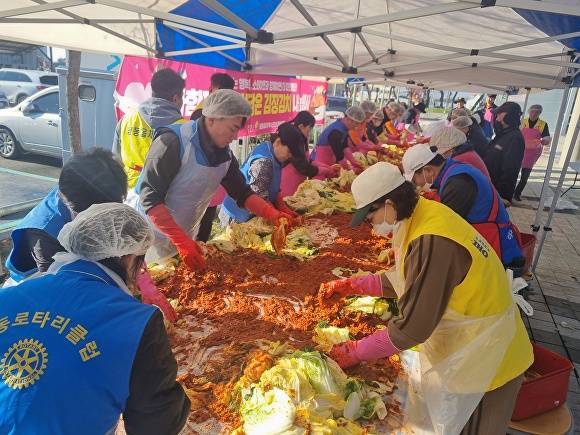생강&김장축제에서 김치를 담그고 있다. [사진=완주군 ]