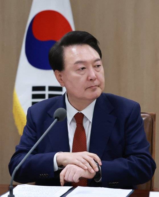 윤석열 대통령이 지난 10일 서울 용산 대통령실에서 '대외여건 변화에 따른 긴급 경제·안보 점검회의'에 참석해 회의를 준비하고 있는 모습. 연합뉴스
