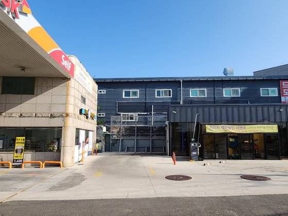 경기 고양시의 한 주유소. 지난해부터 무인 라면카페·편의점을 들여와서 운영하고 있다. 한켠에는 노브러시 전기차 세차장도 함께 운영 중이다. 최혜리 기자