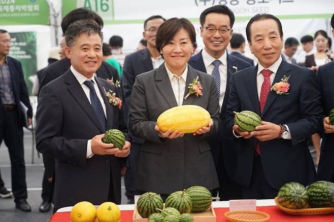 사진='2024 국제종자박람회' 아시아종묘 부스에 방문한 송미령 농림축산식품부 장관