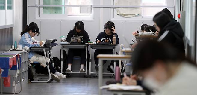 Seniors at Sungji Girls' High School in Changwon, South Gyeongsang Province are seen studying on Tuesday, two days before this year's Suneung college entrance exam. (Yonhap)