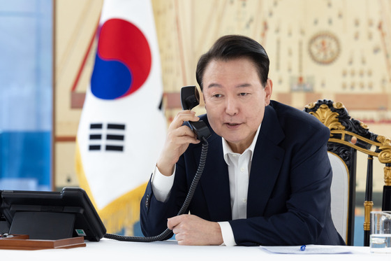 President Yoon Suk Yeol holds his first phone call with U.S. President-elect Donald Trump at the presidential office in Hannam-dong, central Seoul, Thursday. [PRESIDENTIAL OFFICE]