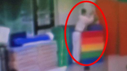 지난 7월 경기도 양주의 한 태권도장에서 4세 아동이 30대 관장으로부터 학대를 당하고 있는 모습. 혼수 상태에 빠진 아이는 11일 뒤 끝내 사망했다. /사진=JTBC 갈무리