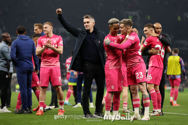 토트넘을 2-1로 물리치고 시즌 첫승을 올린 입스위치 선수들이 기뻐하고 있다./게티이미지코리아