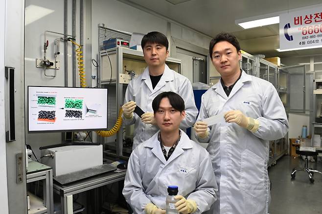 집전체를 제거한 적층형의 신개념 이차전지를 개발한 ETRI 연구진. 김주영(왼쪽부터) 박사, 이윤호 위촉연구원, 최재철 박사.[ETRI 제공]