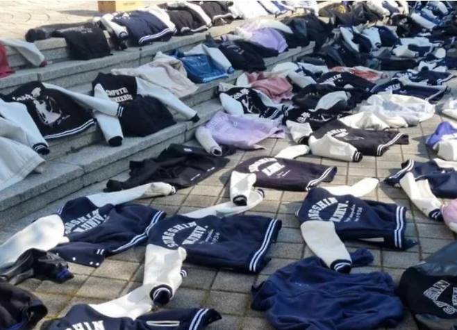 성신여대 재학생들이 내년도 외국인 남학생 입학 허용에 반대하는 뜻으로 교내 계단에 학교 점퍼를 벗어 둔 모습이다. [ 온라인 커뮤니티 갈무리]