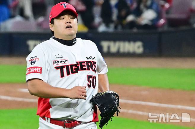 [광주=뉴시스] 이영주 기자 = 28일 광주 북구 광주-기아챔피언스필드에서 열린 2024 KBO 포스트시즌 한국시리즈 5차전 삼성 라이온즈와 KIA 타이거즈의 경기, 7회 초 2사 주자없는 상황에서 KIA 장현식이 삼자범퇴로 이닝을 마무리하며 덕아웃으로 내려오고 있다. 2024.10.28. leeyj2578@newsis.com