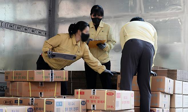 한 교육지원청에 도착한 2025학년도 수능 문제지와 답안지를 교육청 관계자들이 검수하고 있다. 연합뉴스