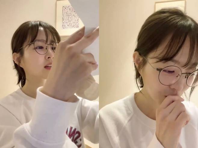 박보영이 팬의 편지를 읽고 눈물을 훔쳤다. 위버스 캡처