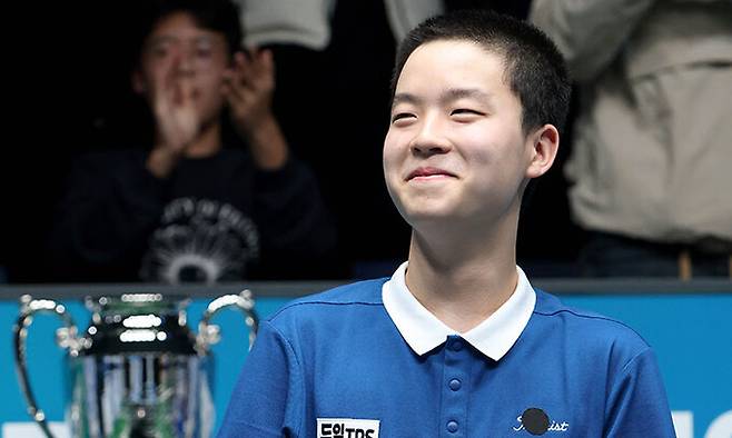 김영원이 11일 경기도 고양 킨텍스 PBA 스타디움에서 열린 PBA-LPBA NH농협카드 챔피언십을 제패한 뒤 트로피를 배경으로 기념촬영을 하고 있다. PBA 제공&nbsp;