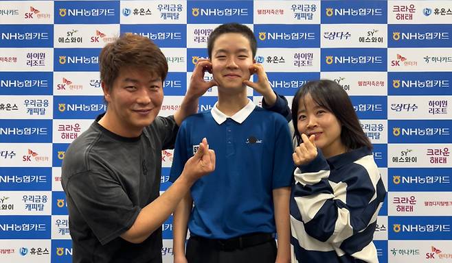 김영원이 11일 경기도 고양 킨텍스 PBA 스타디움에서 열린 PBA-LPBA NH농협카드 챔피언십을 제패한 뒤 아버지 김창수씨와 어머니 안효정씨와 기념촬영을 하고 있다.&nbsp;PBA 제공