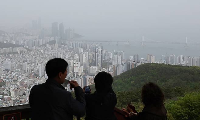 지난 4월 부산 금련산에서 내려다 본 부산 도심이 미세먼지로 뿌연 모습을 보이고 있다. 연합뉴스