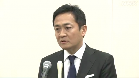 제3야당인 국민민주당의 다마키 유이치로(55) 대표가 불륜을 저질렀다는 보도가 나와 파장이 일고 있다. 다마키 대표는 보도가 나온 뒤 11일 오전 임시 기자회견을 열어 “보도 내용은 대체로 사실”이라며 “가족뿐 아니라 기대해주신 많은 이들에게 진심으로 사과드린다”고 밝혔다. 기자회견 중인 다마키 대표의 모습, NHK 보도화면 캡처