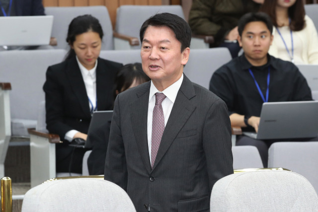 안철수 국민의힘 의원이 12일 오전 서울 여의도 국회에서 열린 원내대책회의에 참석하고 있다. 뉴스1