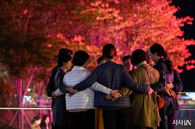 이태원 참사 2주기 추모제가 열린 10월26일 저녁 서울 광화문광장에 모인 회원들이 한강 작가의 노래 ‘안녕이라 말했다 해도’에 맞춰 추모의 춤을 추고 있다. ⓒ시사IN 신선영