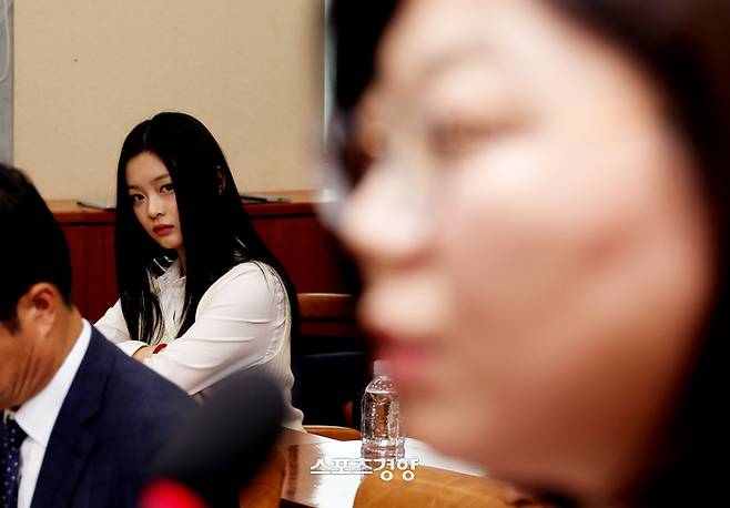 뉴진스 멤버 하니가 10월 15일 오후 국회 환노위 국정감사에 출석해 김주영 어도어 대표의 발언을 듣고 있다. 국회사진기자단