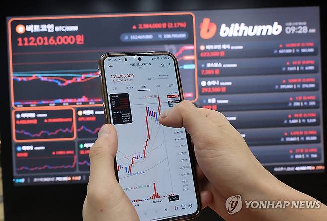 계속 올라가는 비트코인 (서울=연합뉴스) 한상균 기자 = 비트코인이 미국 대선 영향으로 사상 처음 8만달러를 넘어섰다. 사진은 11일 빗썸라운지 서울 강남점 실시간 거래 현황판 모습. 2024.11.11 xyz@yna.co.kr