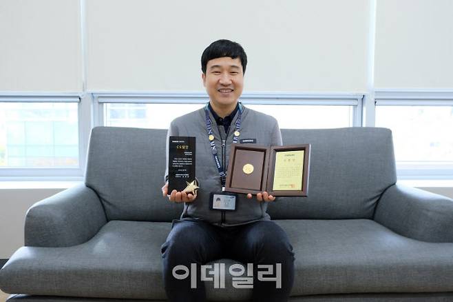 지난해 CS달인에 선정된 이시천 삼성전자 성남 서비스센터 프로가 상패를 들고 있다.(사진=삼성전자서비스)