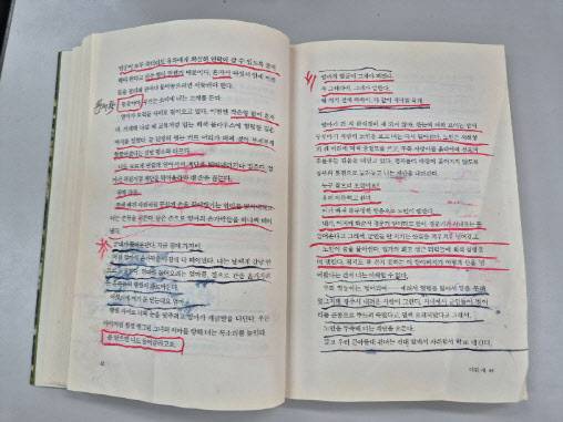 문재학 열사의 부친 고 문건양 씨가 생전에 아들을 기리며 읽다가 흘린 눈물 자국이 남아 있는 ‘소년이 온다’ 소설책을 어머니 김길자 씨가 광주시에 기증했다. (사진=광주광역시).