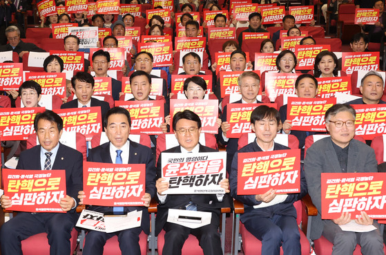 13일 국회 의원회관에서 열린 '윤석열 탄핵 국회의원연대' 발족식에 참석한 야당 의원들이 피켓을 들고 포즈를 취하고 있다. 〈사진=연합뉴스〉