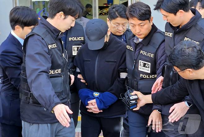 강원 화천 북한강에 30대 여성의 시신을 훼손해 유기한 혐의를 받는 30대 후반의 현역 육군 장교가 5일 춘천지법에서 열린 영장실질심사(구속 전 피의자 심문)를 마치고 나서고 있다.2024.11.5/뉴스1 ⓒ News1 한귀섭 기자