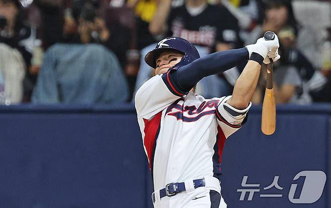 1일 오후 서울 구로구 고척스카이돔에서 열린 '2024 K-BASEBALL SERIES' 대한민국 야구 대표팀과 쿠바 대표팀의 평가전, 1회말 대한민국 공격 무사 1, 3루 상황에서 김도영이 1타점 안타를 치고있다. 2024.11.1/뉴스1 ⓒ News1 장수영 기자