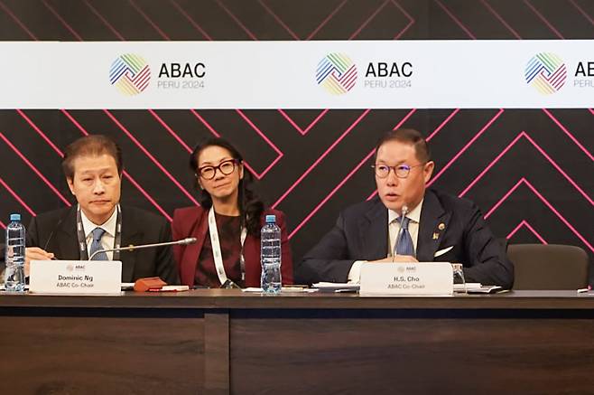 조현상 ABAC신임 의장(HS 효성 부회장)이 ABAC 개막행사에서 모두 발언을 하고 있다. 왼쪽부터 도미닉 전임 의장, 조현상 신임 의장(HS효성 제공)