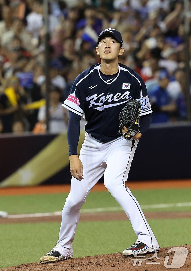 13일(현지시간) 오후 대만 타이베이시 타이베이돔에서 열린 2024 WBSC 프리미어12 B조 예선 대한민국과 대만의 경기, 2회말 대만 공격 2사만루 상황에서 대한민국 선발 고영표가 천천웨이의 만루 홈런에 이어 린리에게 2루타를 허용하고 있다. 2024.11.13/뉴스1 ⓒ News1 장수영 기자