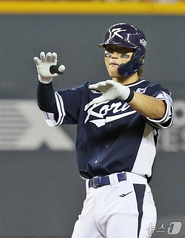 13일(현지시간) 오후 대만 타이베이시 타이베이돔에서 열린 2024 WBSC 프리미어12 B조 예선 대한민국과 대만의 경기, 4회초 대한민국 공격 1사 2루 상황에서 김도영이 1타점 2루타를 친 뒤 아파트 세리머니 하고 있다. 2024.11.13/뉴스1 ⓒ News1 장수영 기자