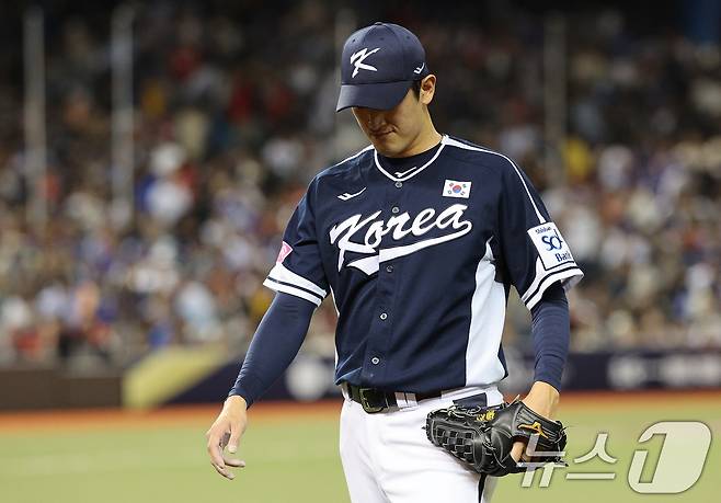 13일(현지시간) 오후 대만 타이베이시 타이베이돔에서 열린 2024 WBSC 프리미어12 B조 예선 대한민국과 대만의 경기, 2회말 대한민국 선발 고영표가 만루 홈런과 투런 홈런을 허용한 뒤 이닝을 마치고 있다. 2024.11.13/뉴스1 ⓒ News1 장수영 기자