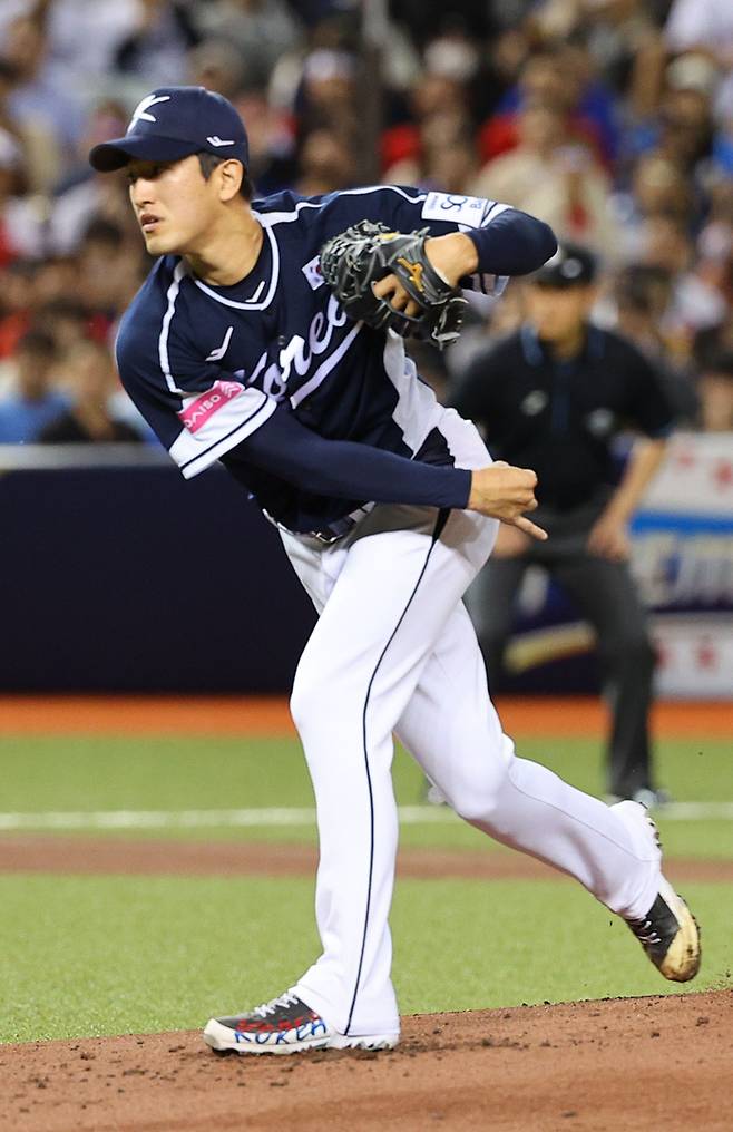 13일 대만 타이베이돔에서 열린 2024 세계야구소프트볼연맹(WBSC) 프리미어12 B조 조별리그 대한민국과 대만의 경기. 대한민국 선발 고영표가 역투하고 있다. 사진 | 타이베이=연합뉴스